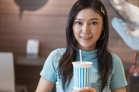 妇女通过抽吸管饮用水图片