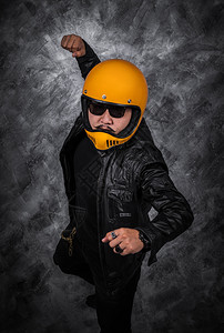 摩托车头盔和黑皮夹克机车男肖像图片