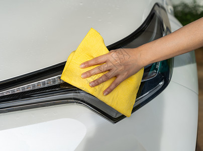 手和微纤维布清洗一辆汽车图片