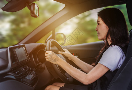 驾驶汽车的年轻妇女图片