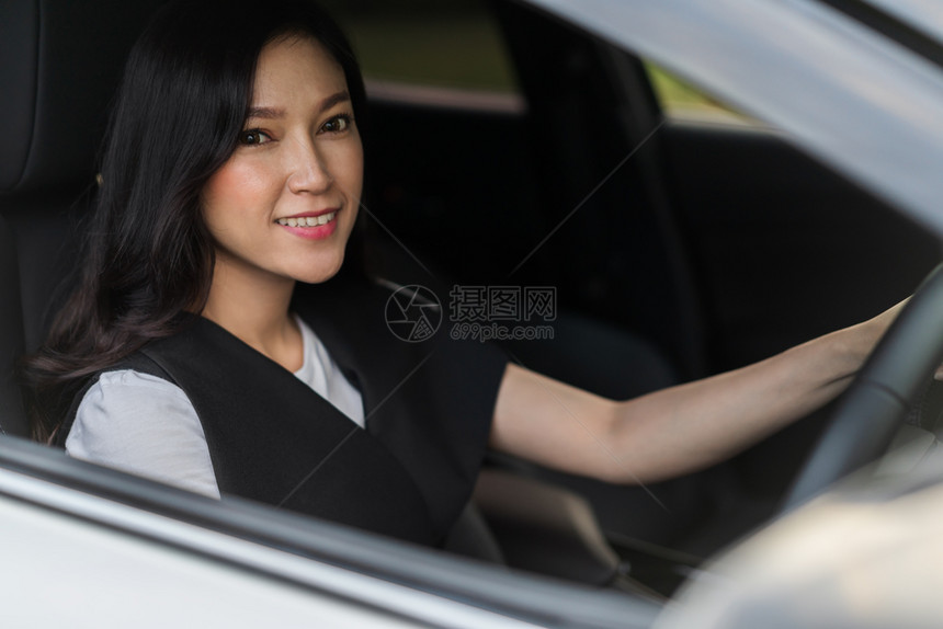 年轻妇女驾驶汽车图片