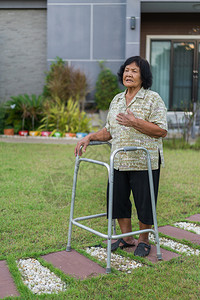 在家与步行者一起走路后有心脏病的老年累妇女图片