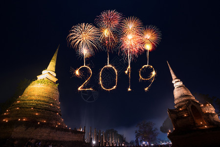 素可泰2019年新一的烟火闪与泰国苏霍历史公园夜间新年快乐设计图片
