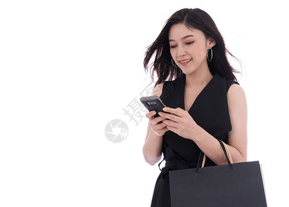 妇女使用智能手机和持有白种孤立的购物袋背景图片