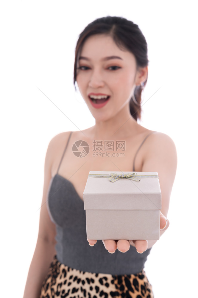 带着礼物盒的快乐妇女孤立在白色背景上图片