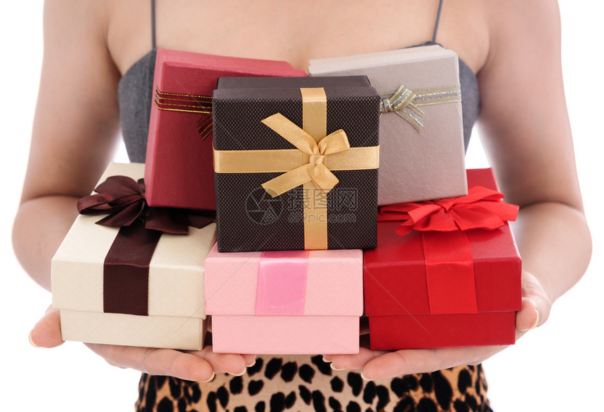 妇女持有礼物盒手势是给予孤立的白色背景图片