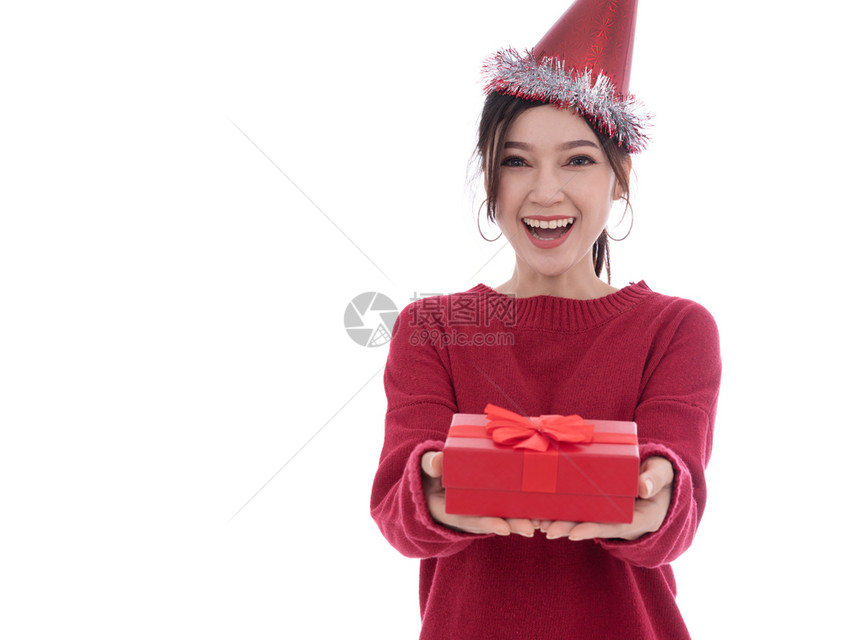 带着帽子拿圣诞礼物盒的快乐年轻女士孤立在白色背景上图片