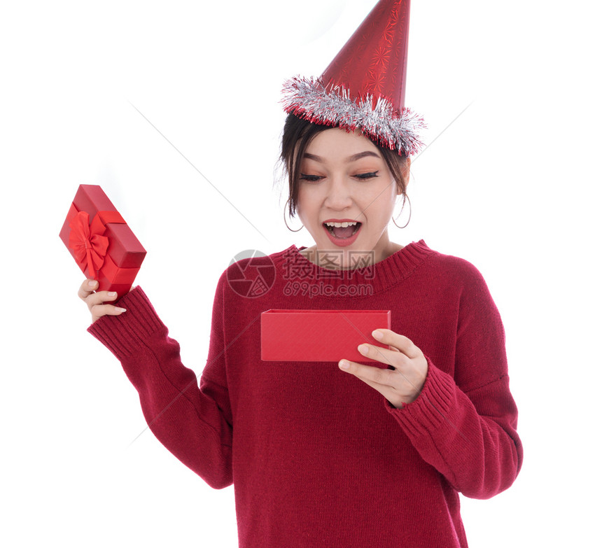妇女打开白背景孤立的圣诞节礼物盒图片