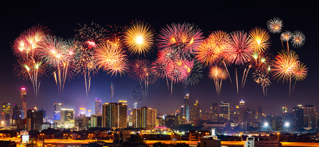 新年的烟火闪夜里和Bandkok市风景图片