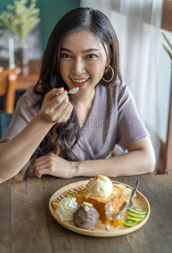 女人在咖啡厅里吃甜点图片