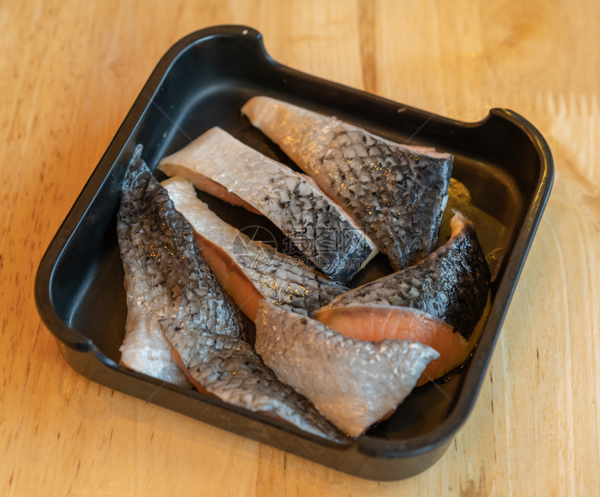 盘子里的生鲑鱼图片