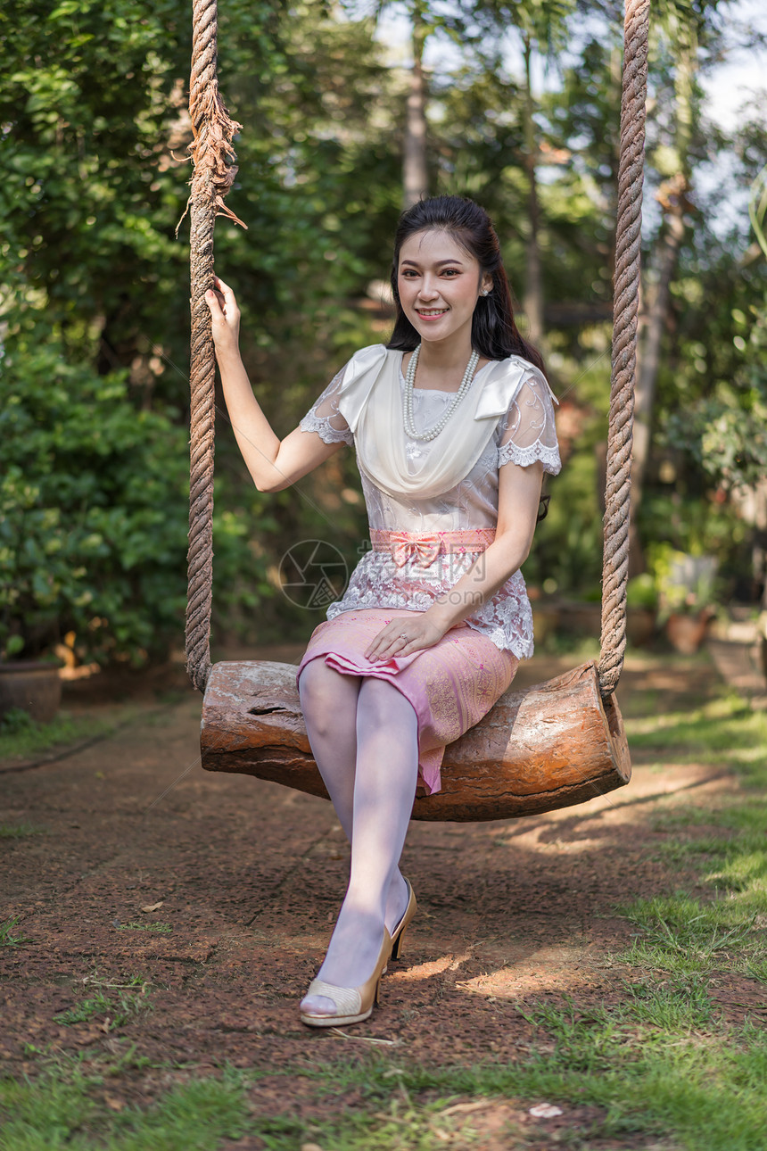 身着泰国传统服装的快乐年轻女子图片