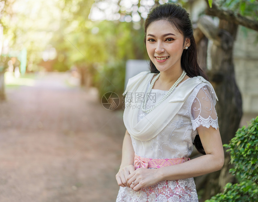 穿着泰国传统服装的年轻美女肖像图片