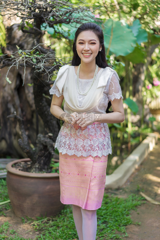 穿着泰国传统服装的年轻美女肖像图片