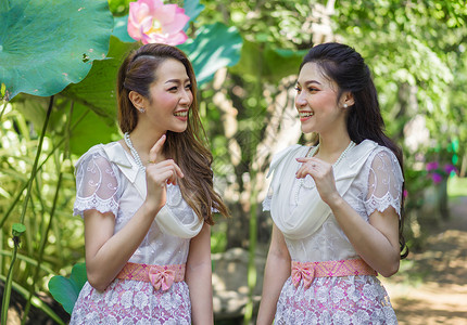 两位身着泰国传统服装的年轻美女肖像图片
