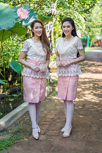 两位身着泰国传统服装的年轻美女肖像图片