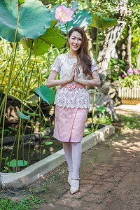 身着泰国传统服装的年轻美女图片