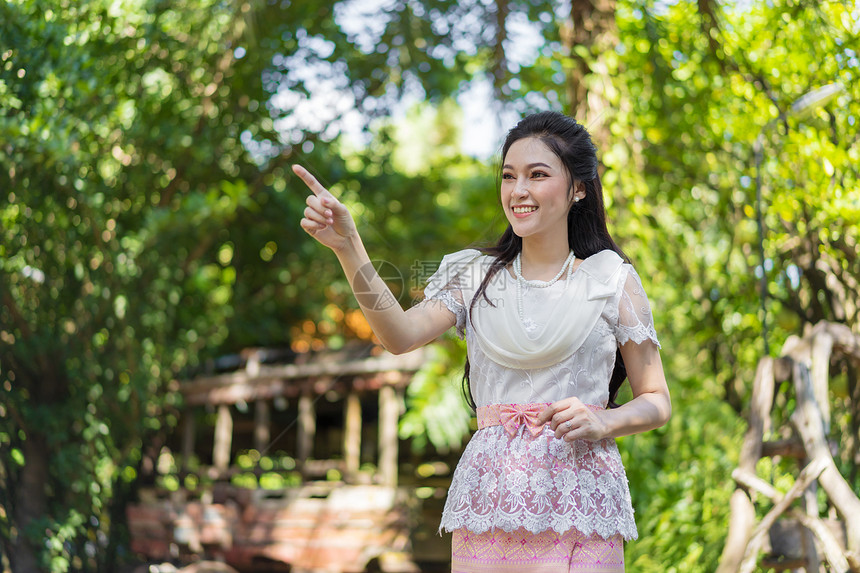 穿着泰国传统服装的年轻美女肖像图片