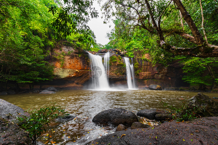 泰国考耀公园的海苏瓦瀑布图片