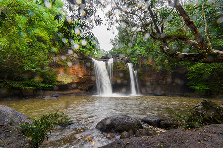 HaewSuwat瀑布泰国KhaoYai公园降下雨水图片