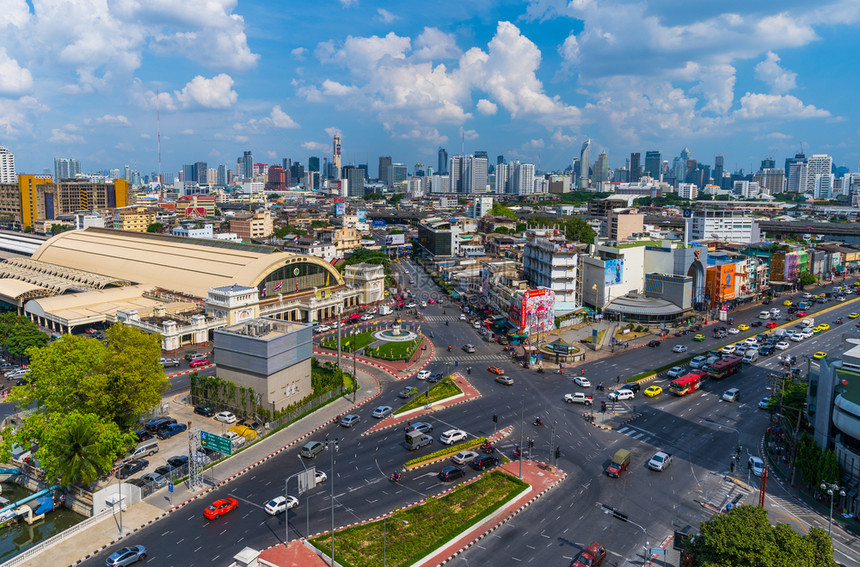 泰国曼谷2018年12月1日泰国曼谷花兰红路口和花兰红火车站的交通图片