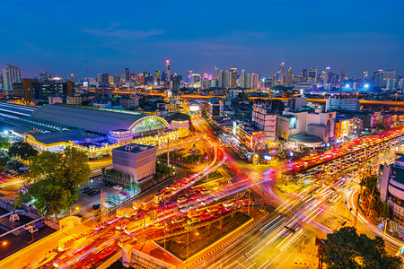 泰国曼谷2018年12月1日泰国曼谷华灯红路口和华灯红火车站黄昏时分的交通背景图片