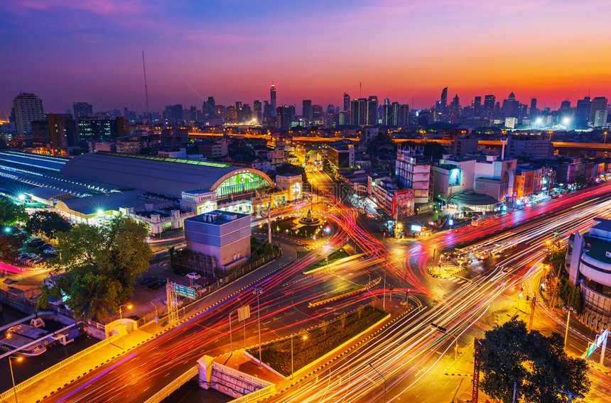 泰国曼谷2018年12月2日泰国曼谷华灯红路口和华灯红火车站日出时的交通图片