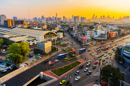 泰国曼谷2018年12月2日泰国曼谷华灯红路口和华灯红火车站日出时的交通背景图片
