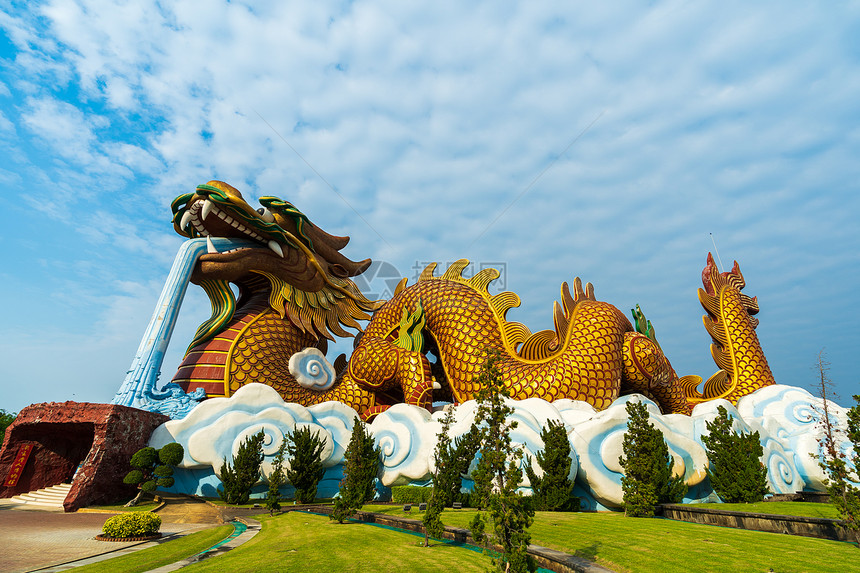 泰国SuphanBuri著名的龙雕像图片
