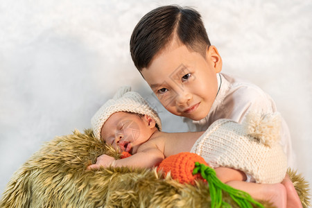 新生儿男婴及其哥图片