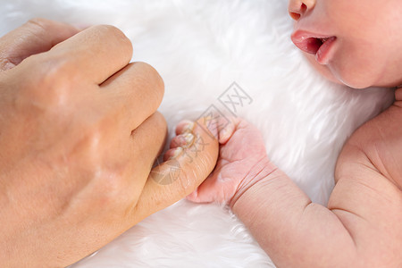 紧着父手的小指新生儿图片