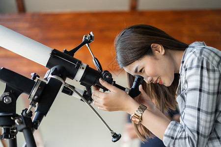 妇女透过望远镜或寻找背景图片