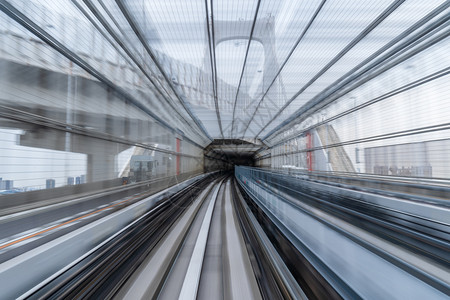 日本东京地道上列车的移动作模糊图片