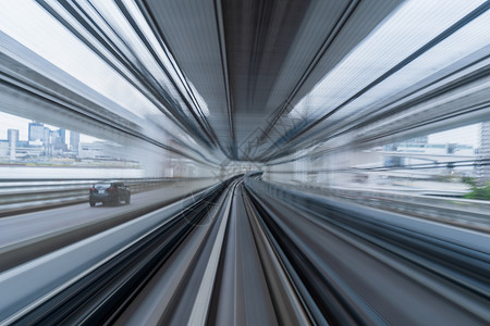 日本东京地道上列车的移动作模糊图片