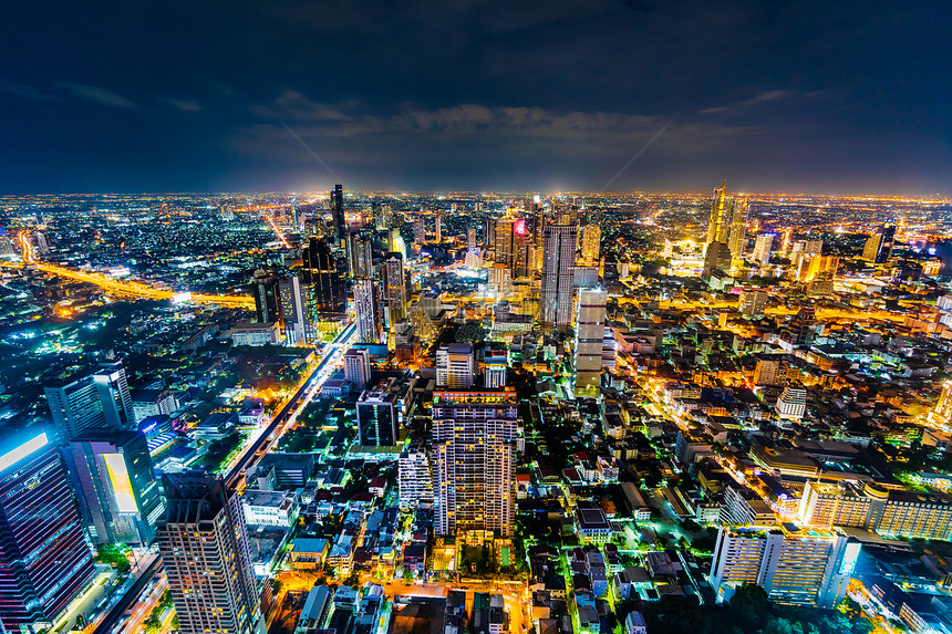 曼谷市风景与泰国ChaoPhraya河夜间图片