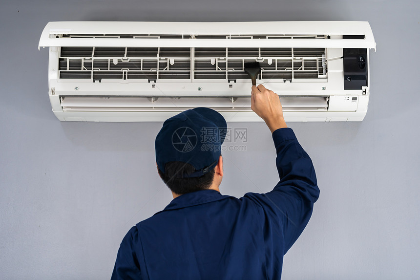 使用刷子清洁室内空调机的技术员服务图片