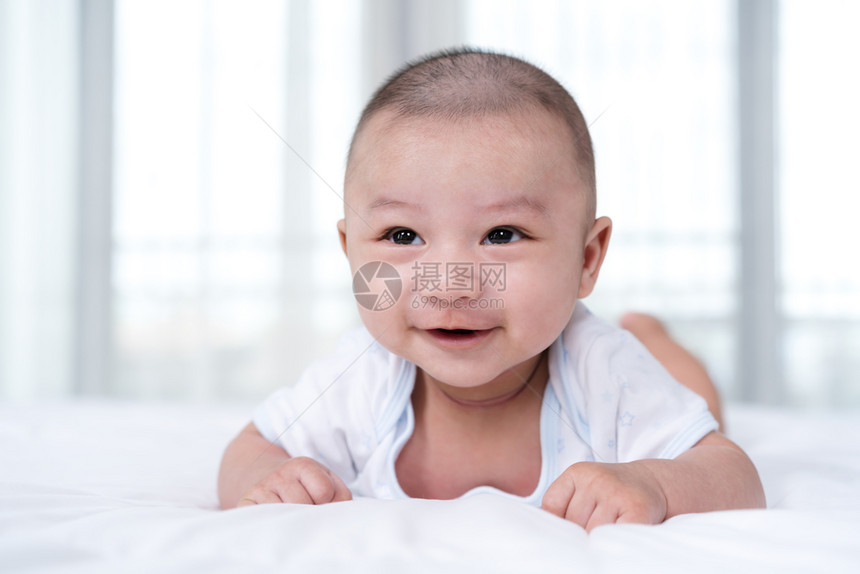 在家床上快乐的婴儿图片