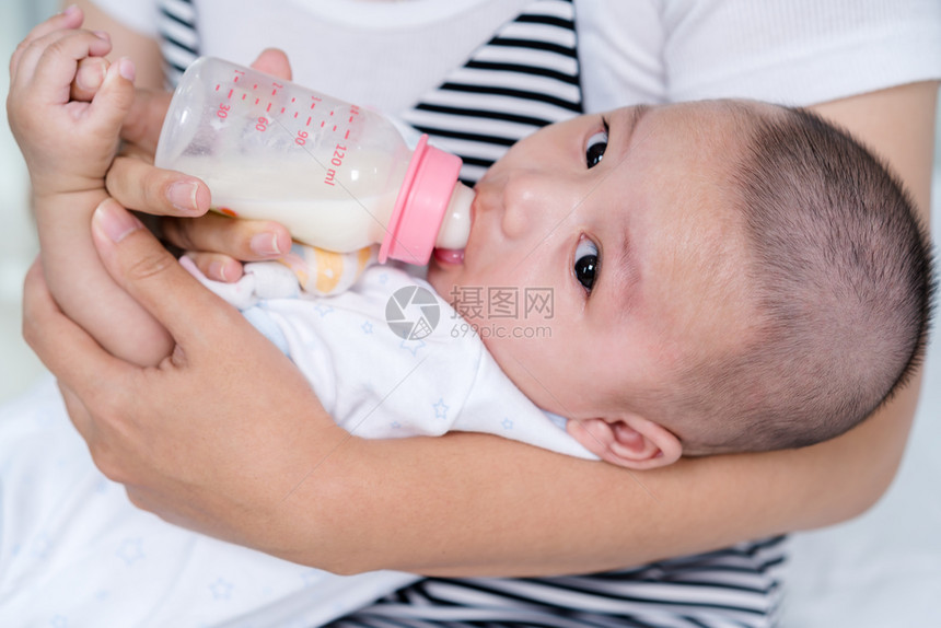 喝牛奶的婴儿图片