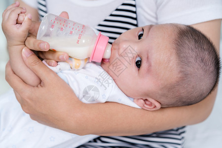 喝牛奶的婴儿图片