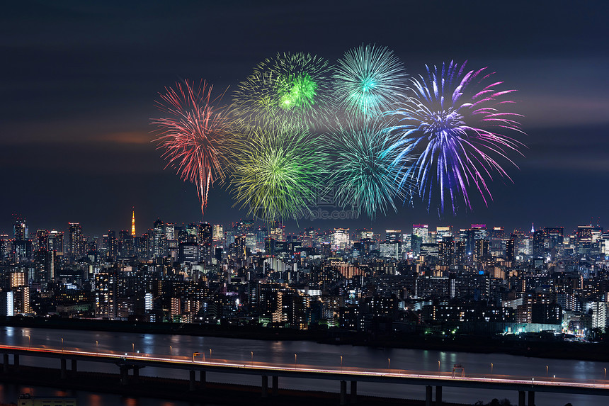 日本东京市风景的烟花节日图片