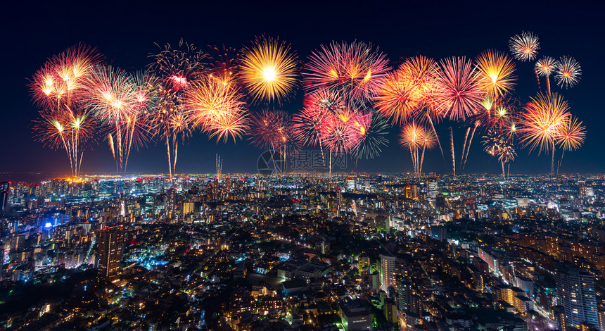 日本东京市风景的烟花节日图片