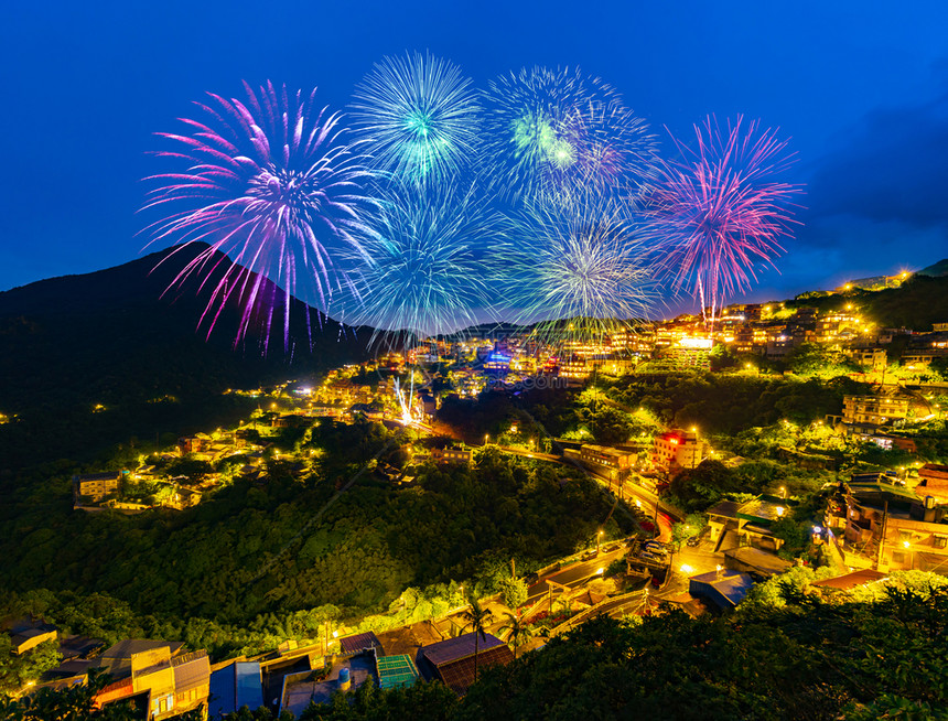 在Jiufen老街市的夜间庆祝烟花图片