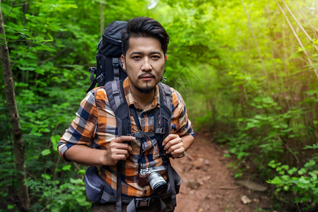 自然林中背包的男旅客图片