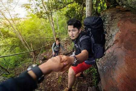 一群登山者在森林中攀登图片