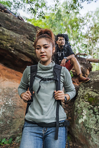 一群登山者在森林中攀登图片