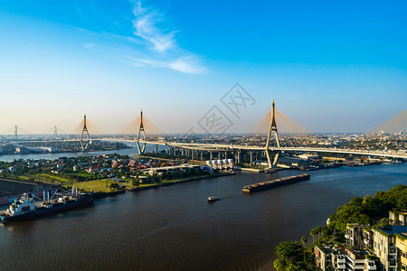 泰国曼谷普密蓬悬索桥横跨湄南河背景图片