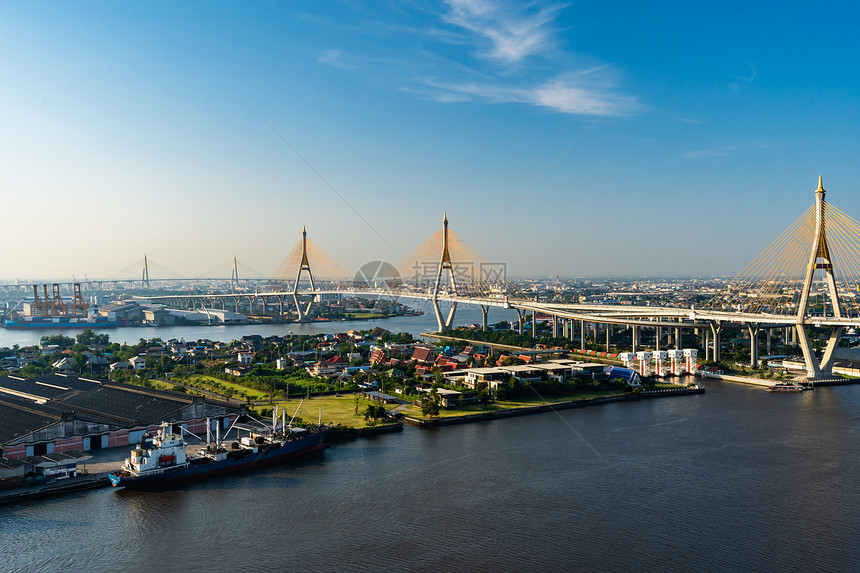 泰国曼谷普密蓬悬索桥横跨湄南河图片