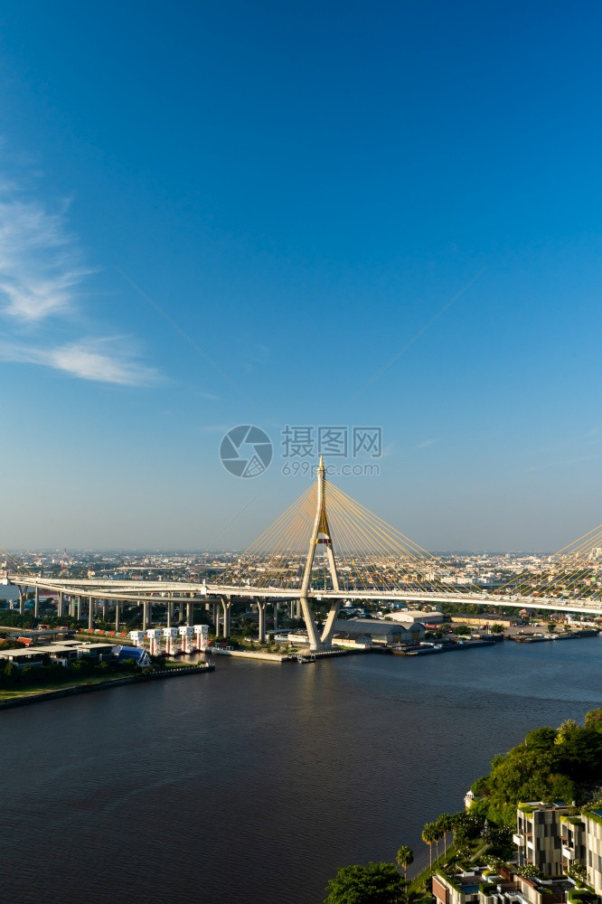 泰国曼谷普密蓬悬索桥横跨湄南河图片