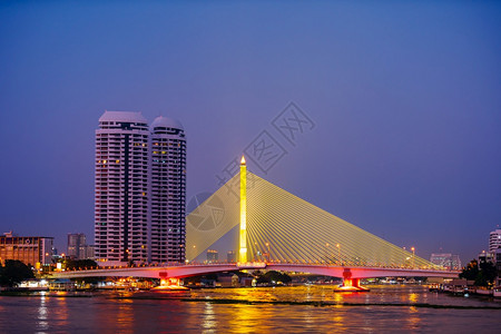 泰国曼谷日落时分湄南河上的索姆德特弗拉平克劳大桥背景