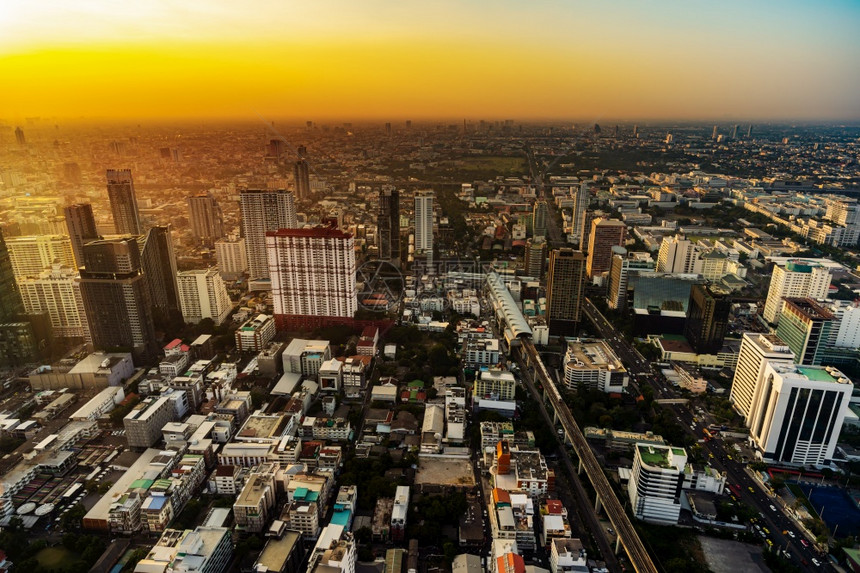 曼谷市中心区和泰国日落时的公路交通图片